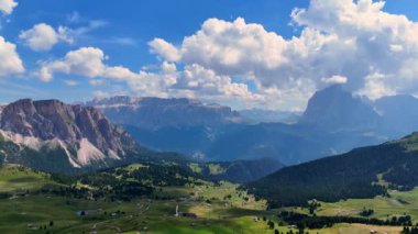 Seceda Ridgeline Trek, Dolomitler, İtalya. Geisler Tepeleri, Stevia ve Sella Grubu 'nun Col Raiser teleferiğinin yanında, Molignon ve Sciliar ile Sassolungo dağ grubunun yanında bir Pic.