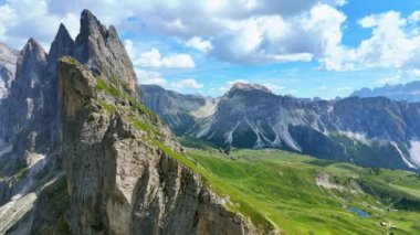 Dağ zirveleri. Trentino Alto Adige 'de Seceda ve Furchetta zirvesi, Dolomites Alps, Güney Tyrol, İtalya, Avrupa. Val Gardena, Dolomiti 'de epik ve benzersiz en çok ziyaret edilen aralık..