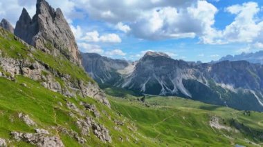 Dolomite Alplerinde dünyaca ünlü Seceda zirvesi, Güney Tyrol Alto Adige, İtalya.