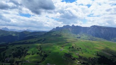 Bulutlar, İtalyan dolomitlerindeki Seceda dağ sırasına hareket eden gölgeler bırakıyor.