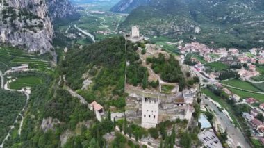 Drena Kalesi üzerinde uçan İHA, İtalyan Alpleri 'nin sıradağlarını gösteriyor.