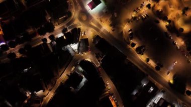 Yoğun caddeleri olan aydınlık bir şehir manzarası yakalamak ve geceleri aydınlık bir otopark, yukarıdan kentsel yaşamı gözler önüne sermek.