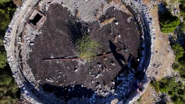 Cámara Asciende Gira Sobre Antiguas Ruinas Piedra Mostrando Decadencia Las — Vídeo de stock