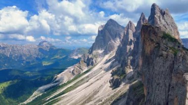 Bulutlar yavaşça dolomitlerdeki seceda dağlarının üzerinden geçiyor, İtalya