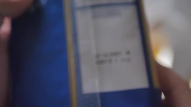 Çeşitli ürünler ve benzersiz ürünlerle dolu canlı bir yerel pazarı keşfetmek. Tedarikçiler hikayelerini ve mallarını paylaşırken atmosferi keşfetmek, merakı cezbediyor..