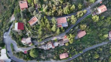 Büyüleyici evleri birbirine bağlayan dolambaçlı yolları olan ağaçlardan oluşan canlı bir gölgeliğin altında pitoresk bir köy yayılıyor. Doğa ve dingin yaşam tarzı sakin bir atmosfer yaratır, rahatlamak için mükemmeldir..