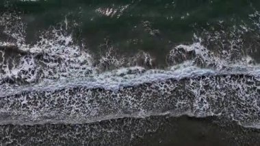 Güneş batmaya başladığında, yumuşak dalgalar kumlu bir kumsalda süzülür ve suyun üzerinde sıcak renkler bırakır. Sakinleştirici bir ortam, doğanın güzelliğini, ritmi ve sessizliği yakalar..