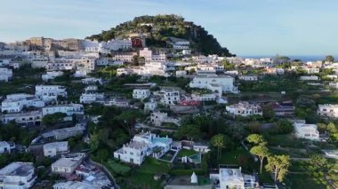 Bereketli bir yamaçta yuva yapmış bu görkemli villalar huzurlu Akdeniz kıyısına bakıyor, canlı bahçeler ve ılık bir akşam gökyüzünün altında sakin mavi sular sergiliyor..