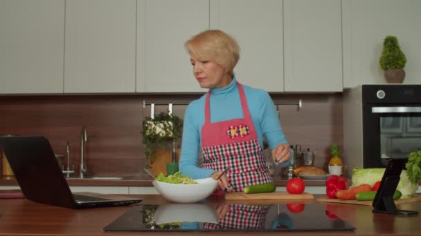 Rilassato Affascinante Donna Anziana Grembiule Preparare Pasto Sano Guardando Video — Video Stock