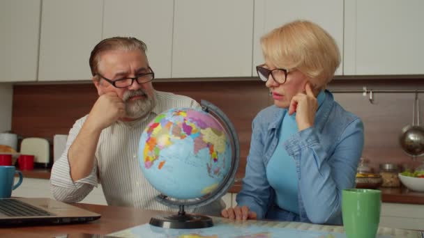 Perplexe Beau Couple Touristes Matures Retraite Regardant Globe Carte Monde — Video
