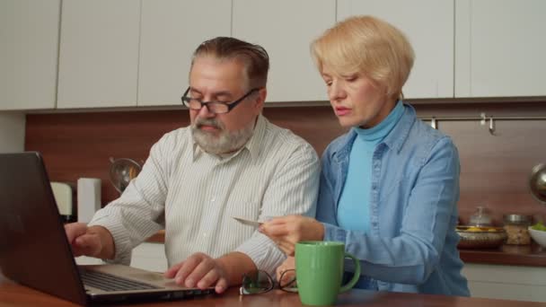 Vrolijk Aantrekkelijk Gepensioneerd Senior Koppel Netwerken Met Laptop Het Maken — Stockvideo
