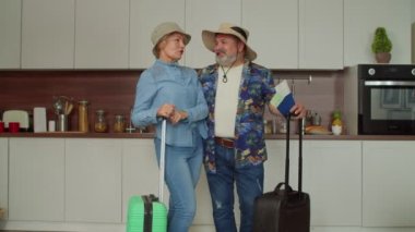 Tramvay çantalı, neşeli, son sınıf güzeli bir kadın ve Hawaii tişörtlü gülümseyen olgun bir adam seyahat biletleriyle dokümanları tutuyor, yaz tatillerinde seyahate çıkıyor..