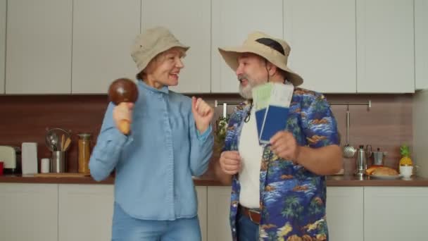 Podekscytowana Dojrzała Kobieta Kapeluszu Marakasami Radosnym Starszym Mężczyzną Hawajskiej Koszuli — Wideo stockowe