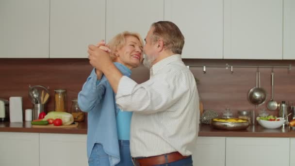 ゆったりとしたロマンチックな美しい引退した高齢者のカップルの肖像は ゆっくりとしたダンスで音楽に揺れ 自宅でレジャーや週末の活動を楽しんで 陽気な気分 幸福と喜びを表現します — ストック動画