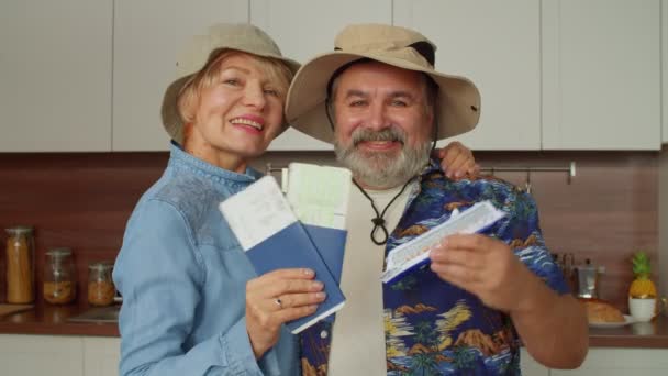 Heyecanlı Emekli Güneş Şapkalı Turist Çiftin Portresi Seyahat Biletleri Yolcu — Stok video