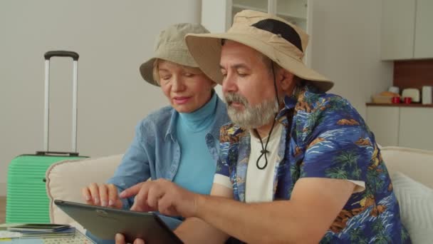 Πορτρέτο Του Χαρούμενα Ελκυστική Συνταξιούχος Ζευγάρι Sunhats Δικτύωση Απευθείας Σύνδεση — Αρχείο Βίντεο