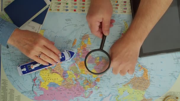 Elinde Büyüteç Olan Yaşlı Turistlerin Dünya Haritasına Bakması Seyahat Rotaları — Stok video