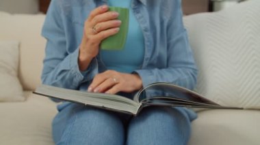 Çekici, yaşlı bir kadının emeklilik gününde koltukta oturup sıcak içecek bardağını yudumlaması ve hafta sonu evde boş vakitlerini kitap okuyarak geçirmesi..