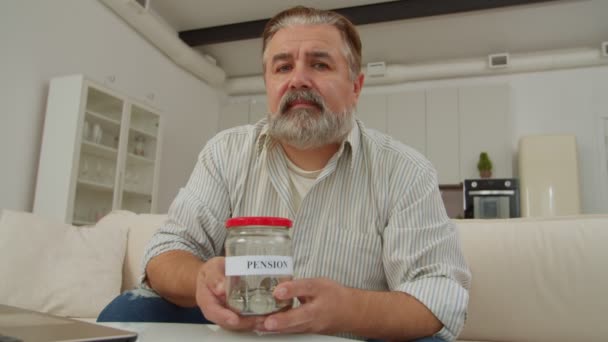 Retrato Hombre Retirado Guapo Deprimido Preocupado Mostrando Ahorros Pensiones Frasco — Vídeos de Stock