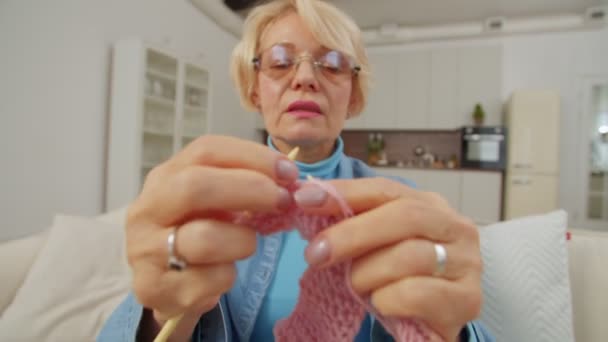 Životní Styl Portrét Pozitivní Okouzlující Starší Ženy Brýlích Držící Pletací — Stock video