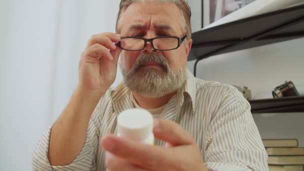 Portret Przystojnego Brodatego Dojrzałego Mężczyzny Okularach Czytającego Tekst Leków Receptę — Wideo stockowe