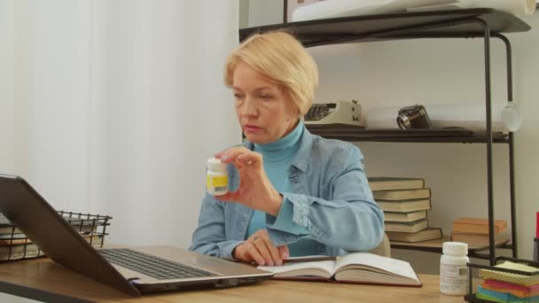 Okouzlující Starší Žena Důchodu Dostávají Lékařské Konzultace Line Ptá Lékař — Stock video