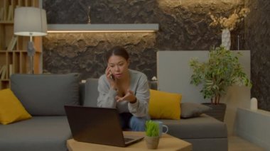 Çok heyecanlı, çok ırklı bir ilkokul çocuğu futbol topuyla dışarıda futbol oynamak için annesinden izin isterken çekici, meşgul, Asyalı bir anne evde iş projesi üzerinde çalışıyor..