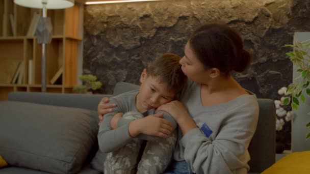 Affettuoso Preoccupato Affascinante Madre Nera Abbracciando Consolando Sconvolto Bella Età — Video Stock