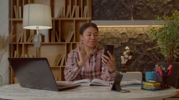 Ofisinden Başlayarak Geç Saatlere Kadar Çalışan Cep Telefonuyla Video Görüşmelerine — Stok video