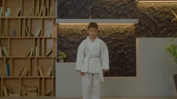 Zdeterminowany Wielonarodowy Chłopiec Wieku Szkolnym Karate Karate Dokonywania Rytualnego Ukłonu — Wideo stockowe