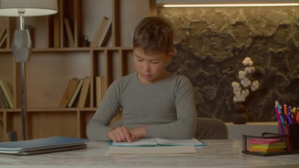 Criança Multirracial Idade Elementar Adorável Perturbada Que Estuda Com Livro — Vídeo de Stock