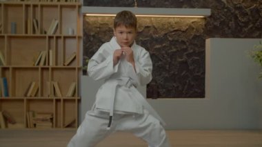 Kimono 'da etkin, çok kültürlü karateka eğitimi almış, evde spor yaparken tsuki tekniği uygulamış, karate ön yumruğunu geliştirmiş ve geliştirmiş..