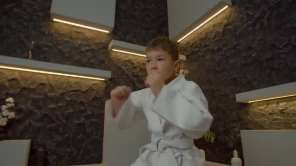 Låg Vinkel Syn Koncentrerad Bestämd Mångkulturell Preadolescent Karateka Vit Kimono — Stockvideo
