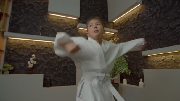 Karateka Âge Élémentaire Multiethnique Déterminé Actif Dans Les Techniques Poinçonnage — Video