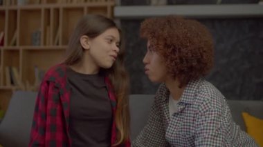 Çok kültürlü, tatlı bir genç kızın portresi ve özenli, Afro-Amerikan bir annenin koltukta oturup dostça konuşması ve sırlarını paylaşması güven ve karşılıklı anlayış göstermesi..