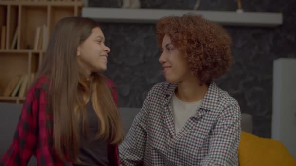 Älskar Positiv Söt Afroamerikansk Mor Omfamna Glad Söt Multiracial Tonåring — Stockvideo