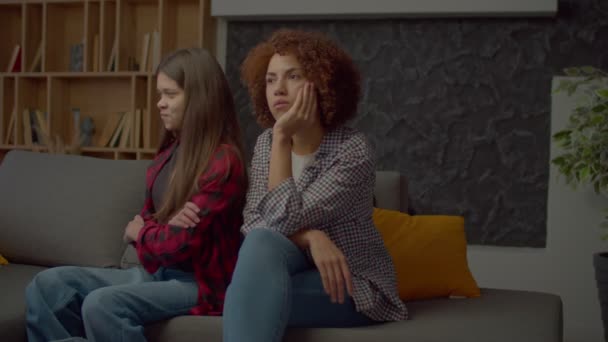 Caprichosa Chica Adolescente Multiétnica Irritada Con Los Labios Pucheros Quejándose — Vídeos de Stock