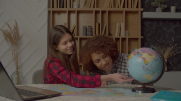 긍정적 스러운 청소년 소녀와 아름다운 아프리카 미국인 어머니가 지도를 가지고 — 비디오