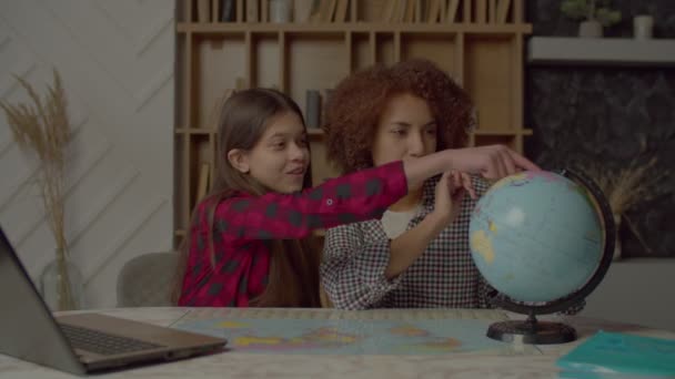 Opiekuńcza Atrakcyjna Afroamerykanka Uczy Uroczą Wieloetniczną Córkę Geografii Globalną Mapą — Wideo stockowe