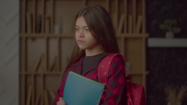 Portret Van Charmante Spaanse Tiener Schoolmeisje Met Rugzak Met Oefenboeken — Stockvideo