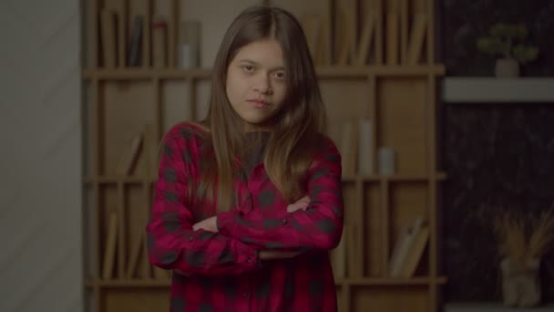 Porträt Eines Positiven Entzückenden Lateinamerikanischen Teenagermädchens Mit Langen Glatten Braunen — Stockvideo