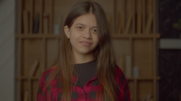 Çekici Spanyol Genç Kızın Güzel Portresi Düz Kahverengi Saçlı Neşeli — Stok video