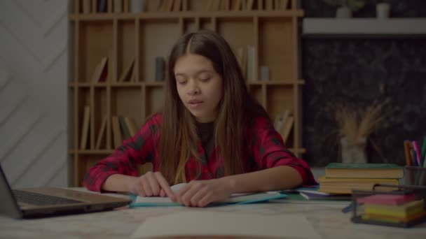 Sorunlu Sevimli Spanyol Liseli Kız Ders Kitabı Ile Çalışıyor Eğitim — Stok video