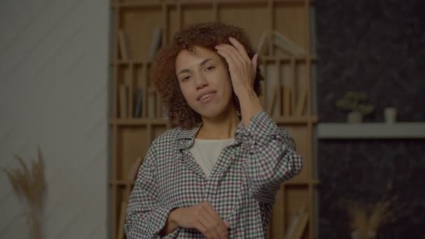 Lifestyle Portret Van Vrolijke Zorgeloze Aantrekkelijke Zwarte Vrouw Met Krullend — Stockvideo