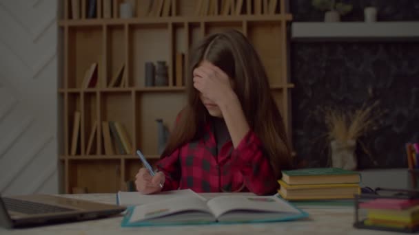 Χαριτωμένο Εκνευρισμένη Λατίνα Έφηβη Κοπέλα Που Γράφει Σχολική Εργασία Στο — Αρχείο Βίντεο
