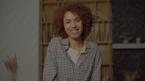 Krásný Portrét Půvabné Afroameričanky Kudrnatými Vlasy Veselým Zářivým Úsměvem Vyjadřující — Stock video