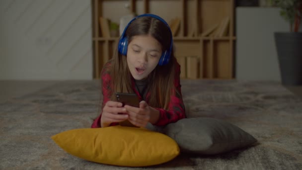 Kaygısız Tapılası Spanyol Genç Kız Kablosuz Kulaklıklarla Yerde Uzanıyor Cep — Stok video