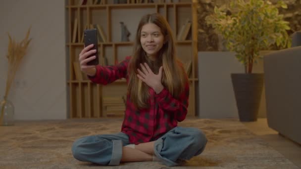 Veselý Okouzlující Hispánské Dospívající Dívka Nahrávání Video Obsahu Pro Sociální — Stock video