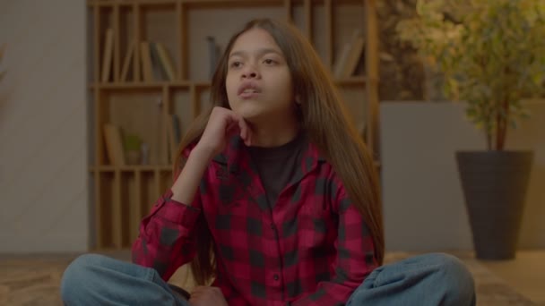 Portret Van Pensive Boos Schattig Latijn Tienermeisje Met Adolescentie Problemen — Stockvideo