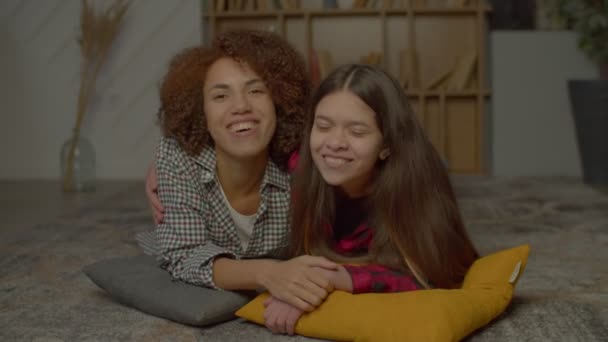 Retrato Alegre Bonito Filha Adolescente Multiétnica Deitado Chão Abraçando Mãe — Vídeo de Stock
